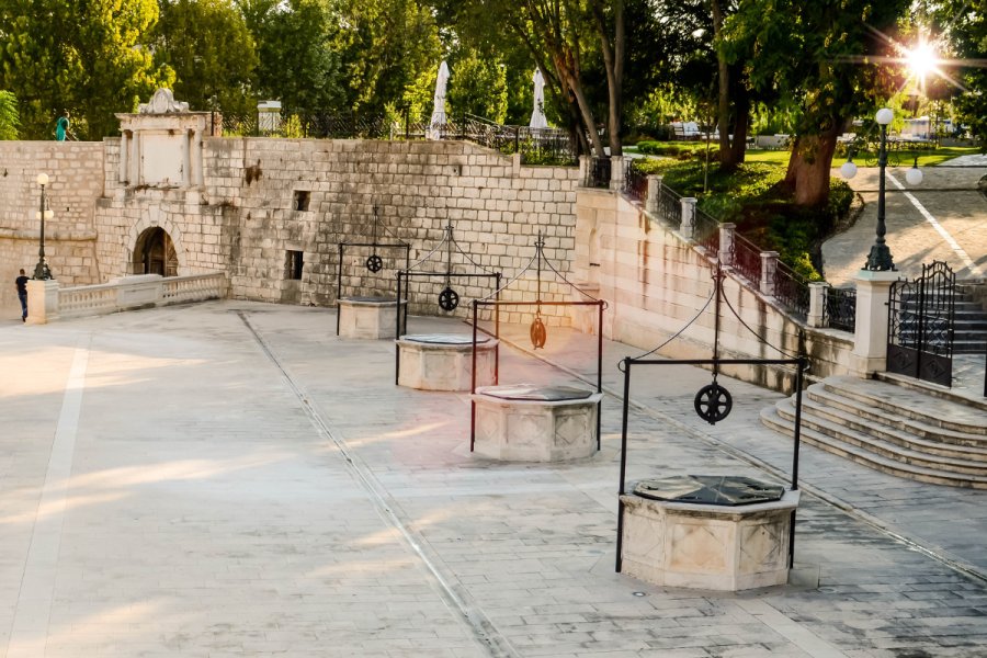 🏛️ 다섯 우물 광장 (트르그 페트 부나라)